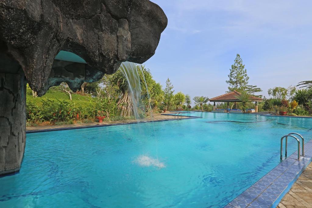 Bazén v ubytování Pesona Alam Resort & Spa nebo v jeho okolí