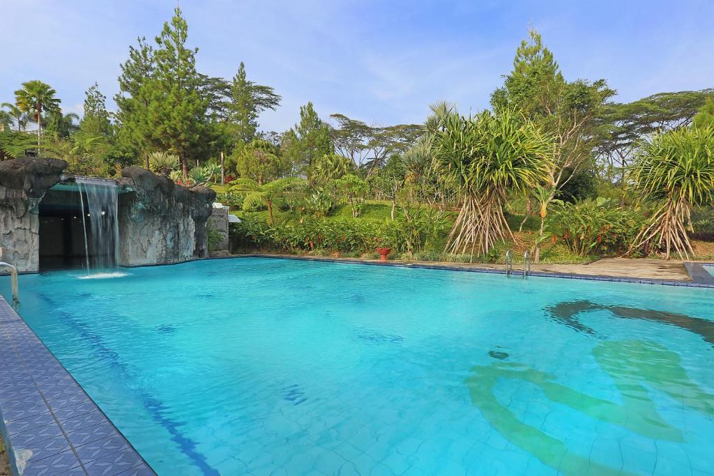 Bazén v ubytování Pesona Alam Resort & Spa nebo v jeho okolí