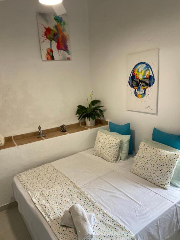 1 dormitorio con cama blanca y almohadas en Captivating 3-Bed Villa in Antas, en Antas