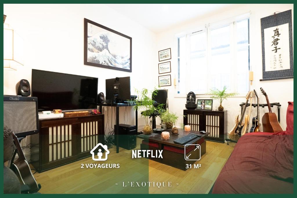 ein Wohnzimmer mit einem TV, einem Sofa und einem Tisch in der Unterkunft L'Exotique - T2 Proche Paris & Bois de Vincennes in Saint-Mandé