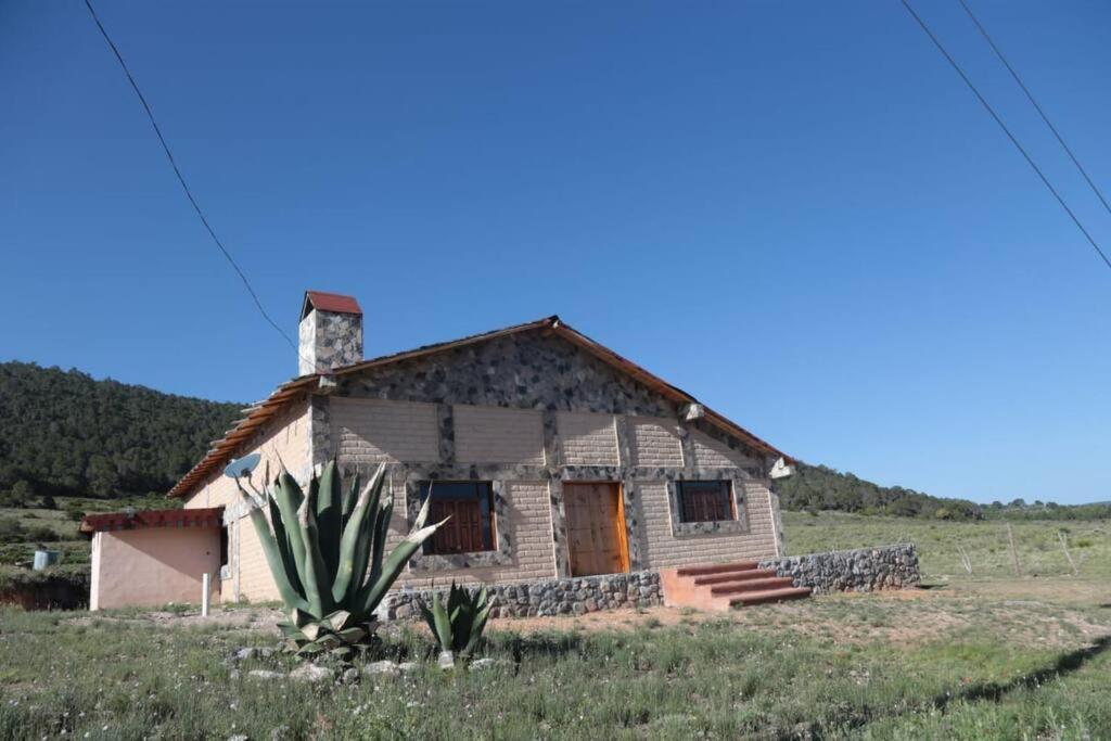 Ein altes Haus mitten auf einem Feld in der Unterkunft Cabaña Los Hernández in Arteaga