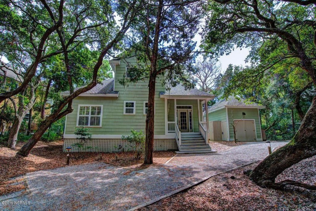 a green house with trees in front of it at Ingen Trafikk in Southport