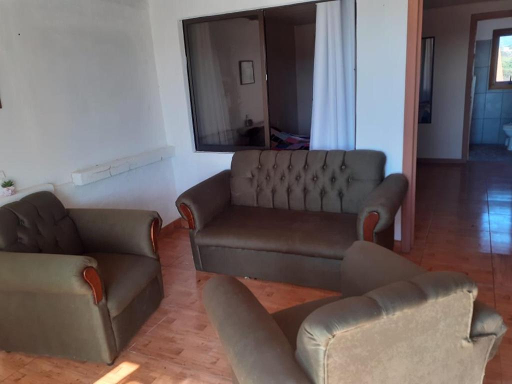 ein Wohnzimmer mit einem Sofa und einem TV in der Unterkunft Apartamentos don christian in Grecia