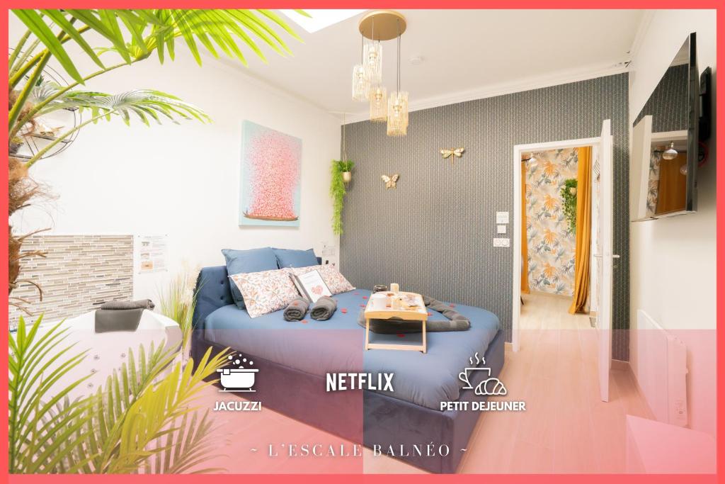 Habitación con cama y mesa. en L'Escale Balnéo'Romantique - Maison Cosy - Jacuzzi en Villiers-sur-Marne
