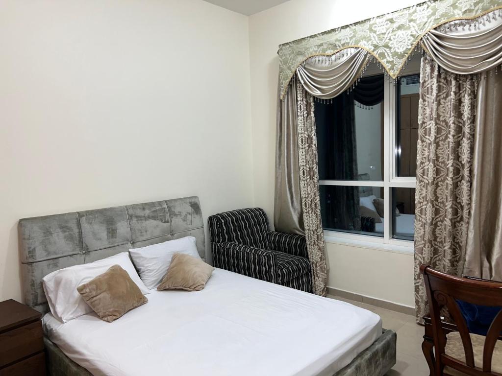 Postel nebo postele na pokoji v ubytování R2)Sweet Home fantastic city and sea view at beachإطلالة رائعة على المدينة والبحر على الشاطئ