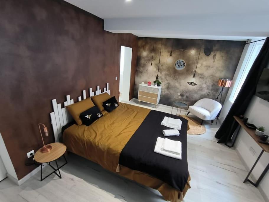 een slaapkamer met een kingsize bed in een kamer bij LOVE ROOM - Amour Chic et Intime in Montbrison