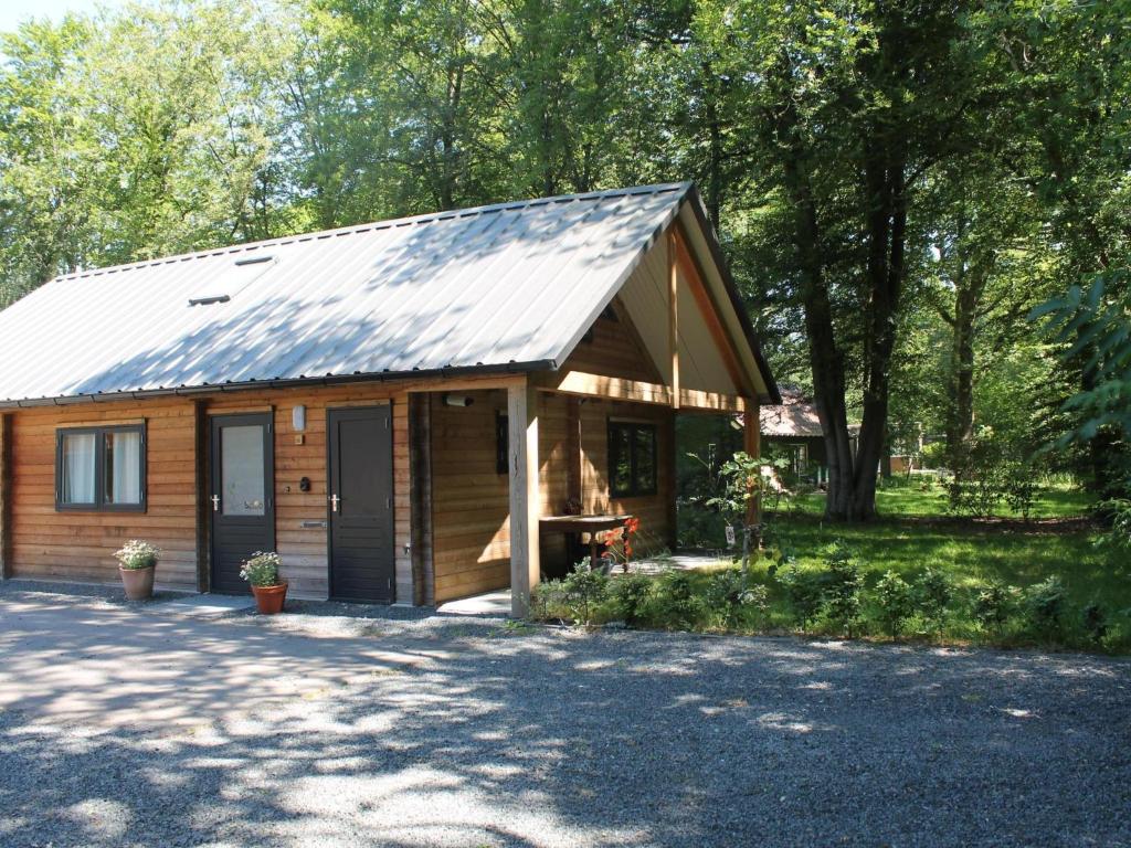 Cabaña de madera pequeña con techo de metal en Scilla, en Soesterberg