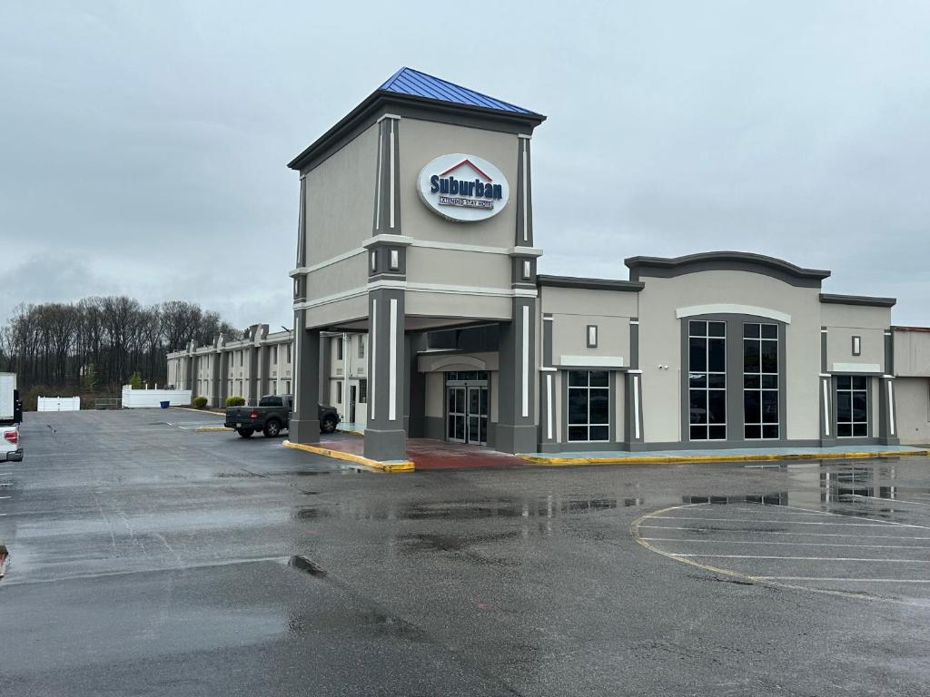 un edificio con un cartel en un estacionamiento en Suburban Studios Chester I-95 en Chester