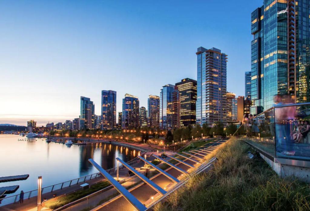 eine Skyline der Stadt mit einem Fluss und hohen Gebäuden in der Unterkunft Luxury Designer Condo In The Heart Of Downtown - Best Location! in Vancouver