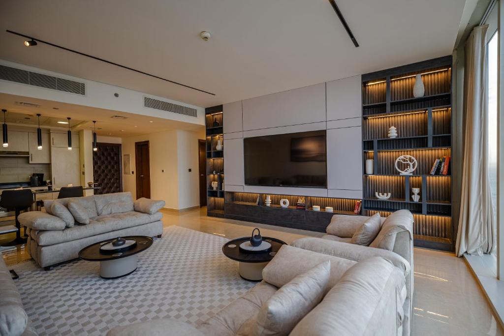 ein Wohnzimmer mit Sofas und einem Flachbild-TV in der Unterkunft Luxury apartment Rafal Tower شقة فاخرة برج رافال in Riad