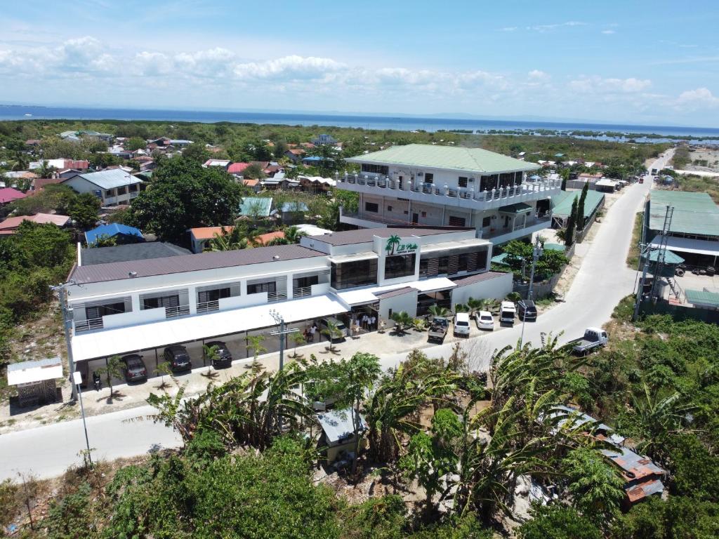 una vista aérea de un edificio en la playa en LB Pietz Pension House en Cordova