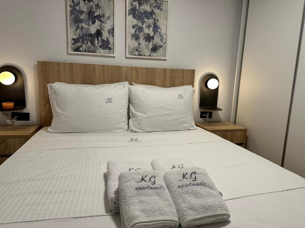 een slaapkamer met een bed met handdoeken erop bij K.G APARTMENT 2 in Pefkochori