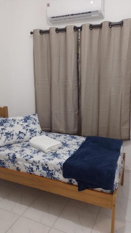 a bed in a room with a curtain at POUSADA DAS NAÇÕES lll in Indaiatuba