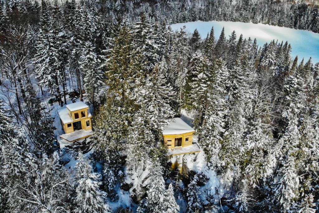 Les Refuges Perchés Mont-Tremblant v zimě