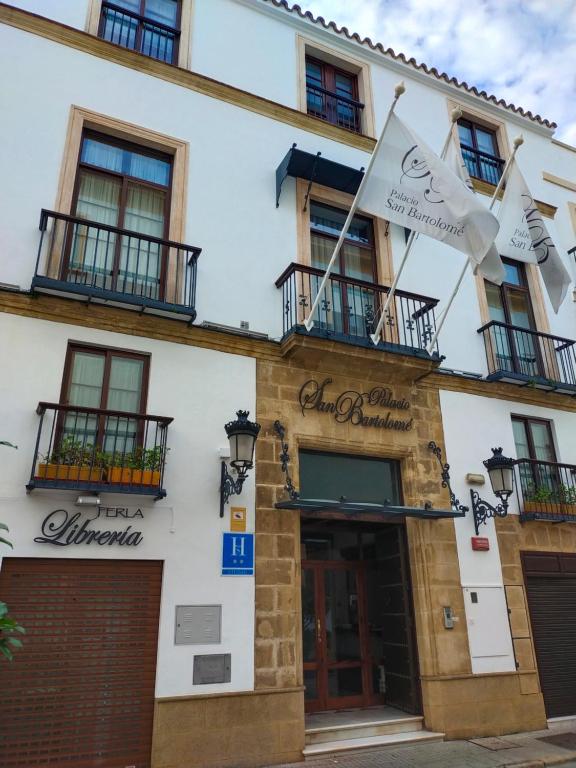 un edificio con una bandiera sulla parte anteriore di Palacio San Bartolomé a El Puerto de Santa María