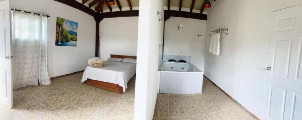 Postel nebo postele na pokoji v ubytování Hostal Inn II Rionegro
