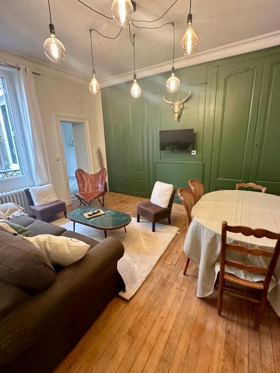 un salon avec un canapé et une table dans l'établissement Le Sauvage - 7 personnes - Gare - BCLA, au Mans