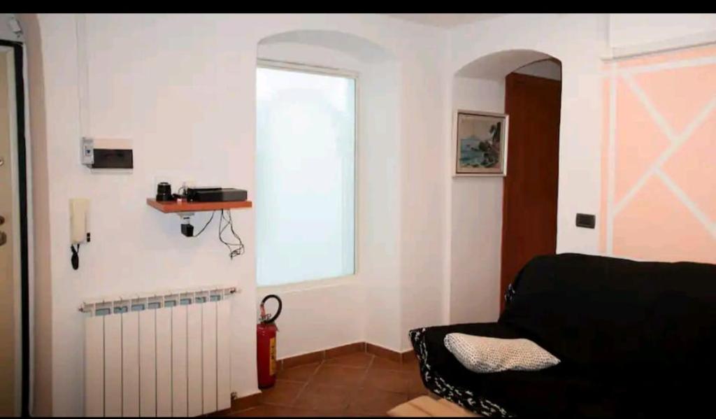 sala de estar con ventana y radiador en Camiremare en Portovenere