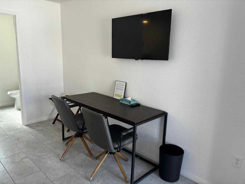 TV a/nebo společenská místnost v ubytování Boulder City Inn