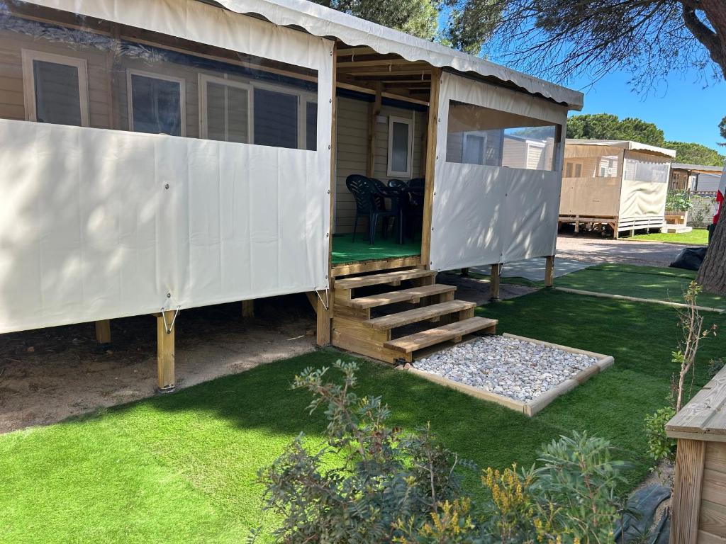 une maison avec un toit blanc et une terrasse couverte dans l'établissement MOBILHOME N 902 Trigano Amira 2023, à Canet