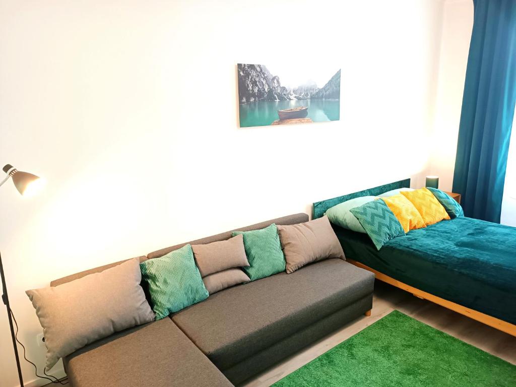 諾因基興的住宿－Family Apartment With kitchen Neunkirchen，客厅配有带色彩缤纷枕头的沙发