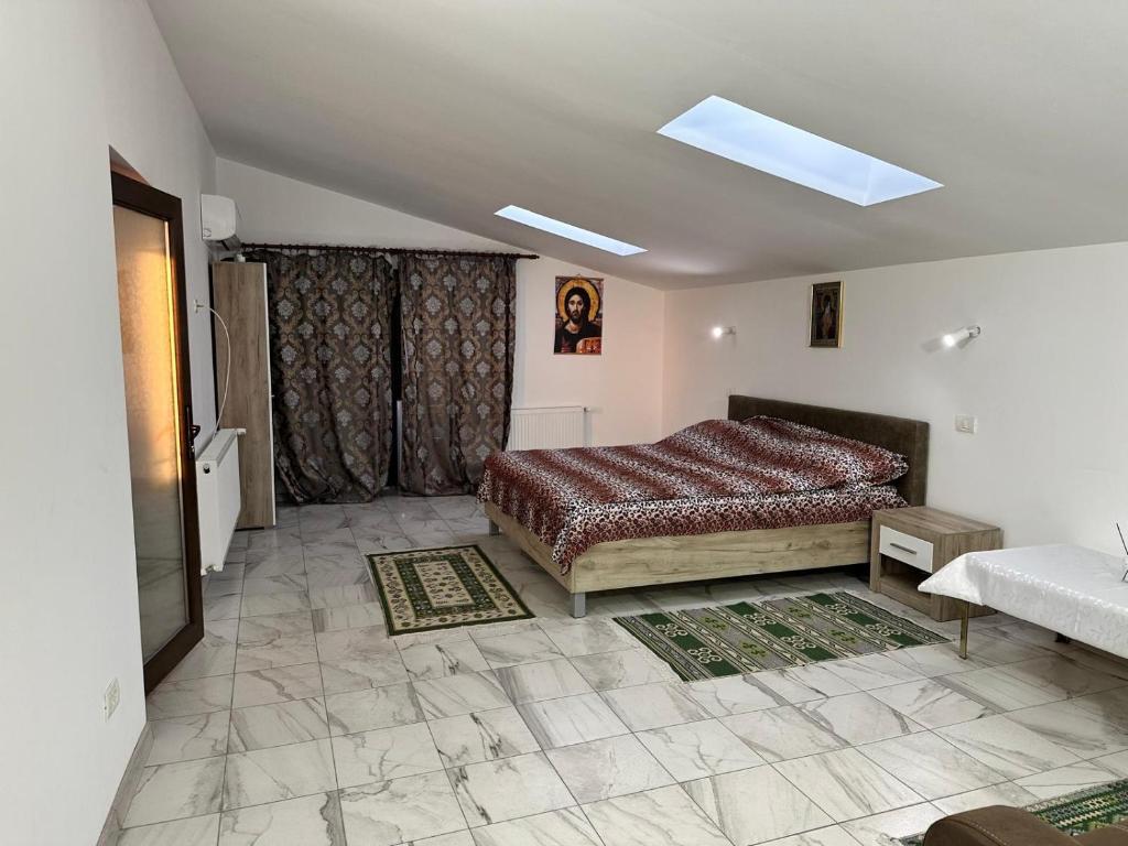 um quarto com uma cama num quarto em Casa Rustica Cernica em Cernica