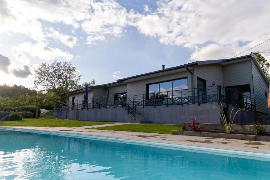 una casa con una piscina di fronte di Villa Confortable en Ardèche a Vesseaux