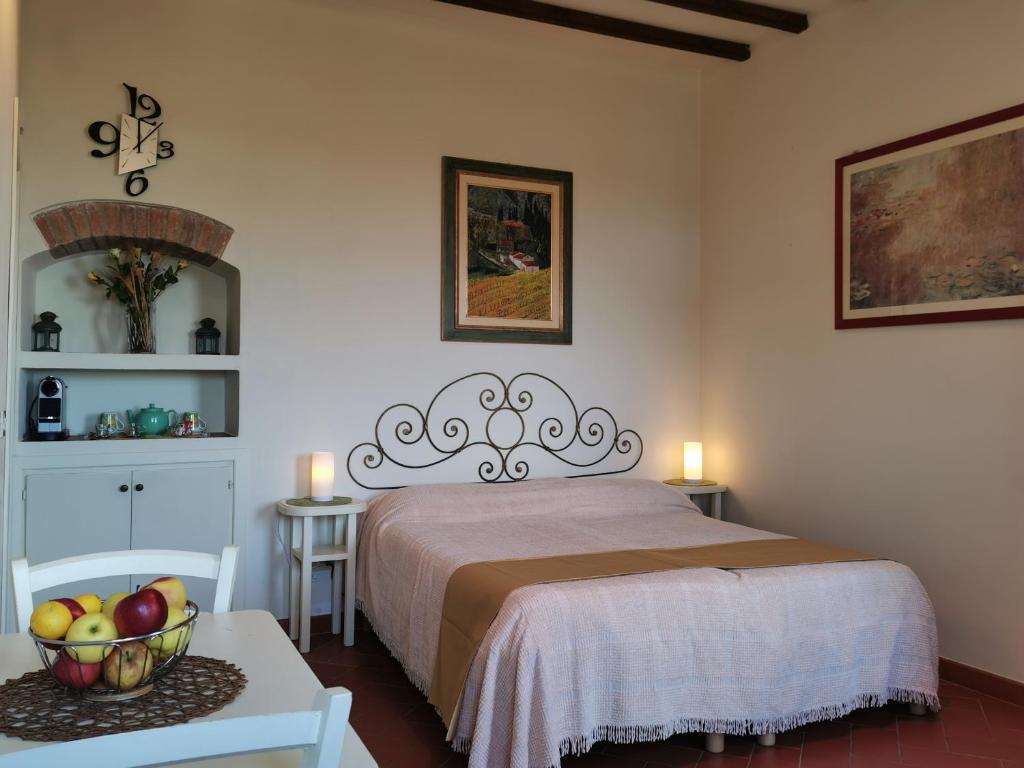 - une chambre avec un lit et une corbeille de fruits sur une table dans l'établissement Mezzomonte Room, à Montauto