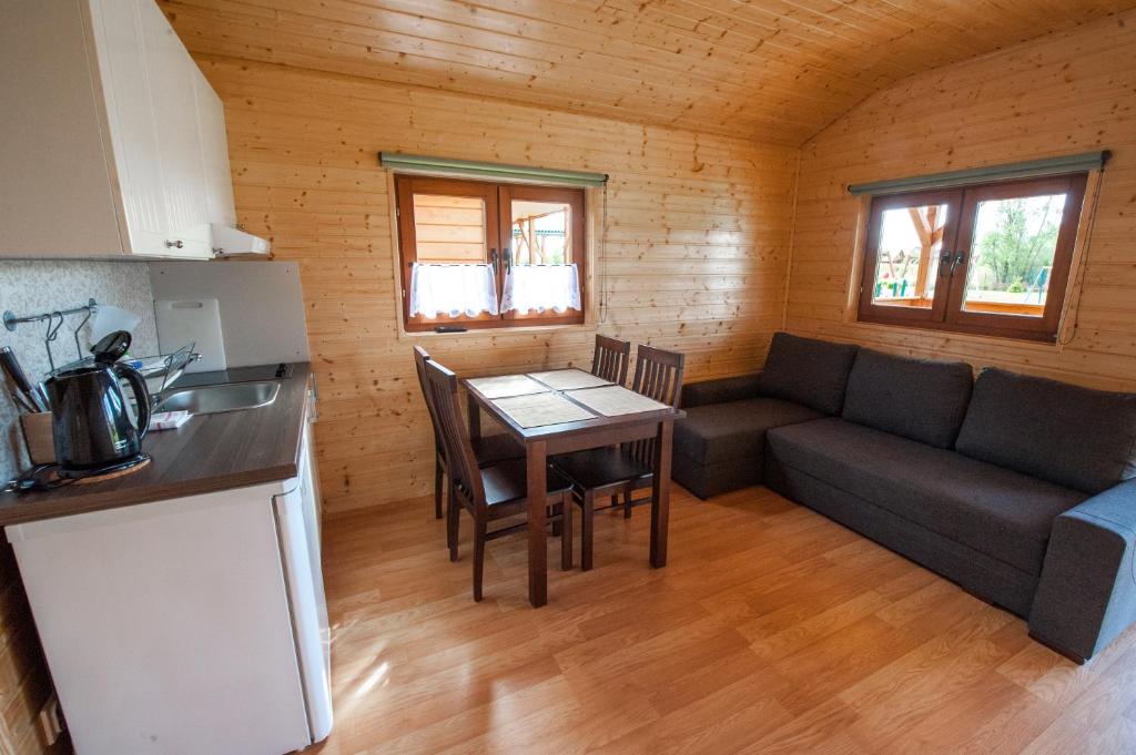 Kuchyň nebo kuchyňský kout v ubytování Lazur Apartamenty Domki