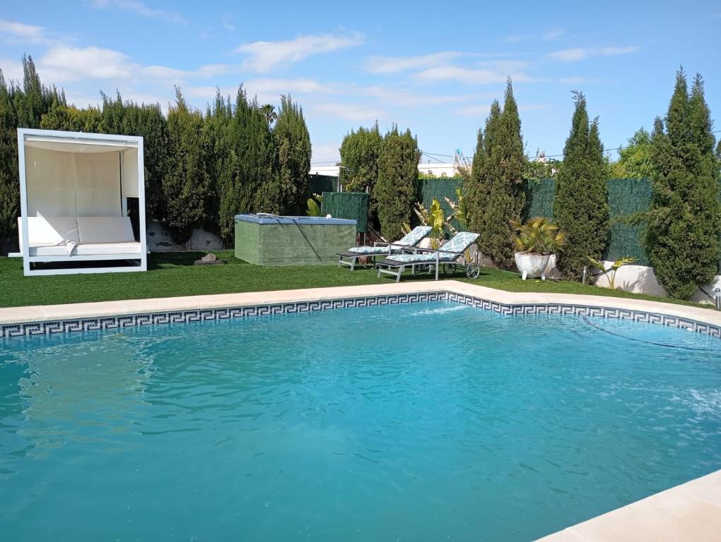 uma piscina no quintal de uma casa em Villa Española em Elche