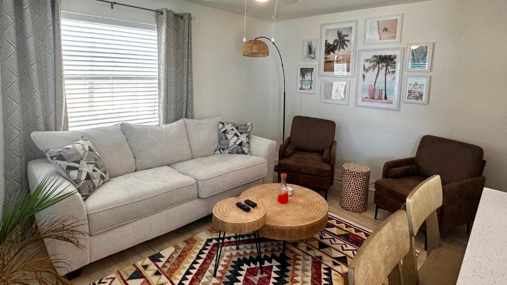 ein Wohnzimmer mit einem Sofa und einem Tisch in der Unterkunft Turtle Nest 8 - Quick Walk to Beach in Fort Myers Beach