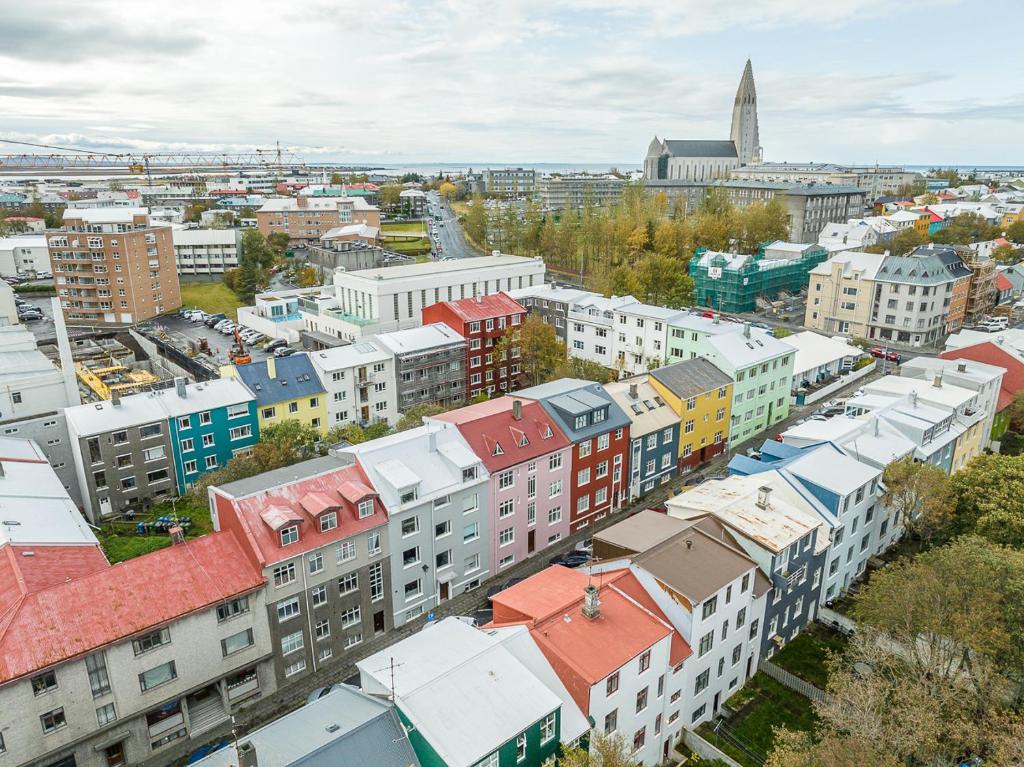 una vista aérea de una ciudad con edificios en Charming cottage in downtown Reykjavik - Birta Rentals, en Reikiavik