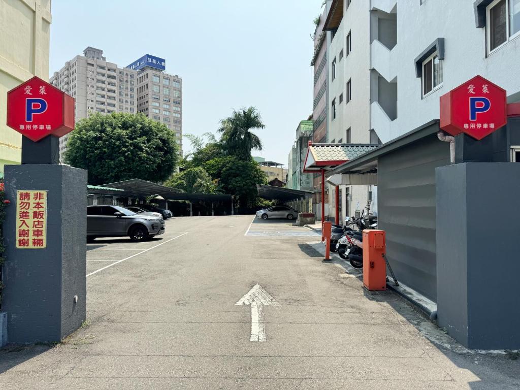a parking lot with two parking signs on a street at Ai Lai Fashion Hotel in Taichung