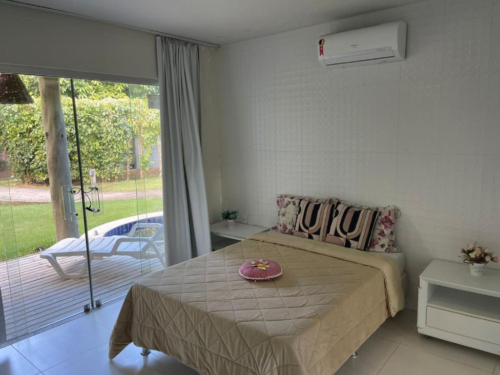 Un dormitorio con una cama con un plato. en Apartamento Villas do Pratagy, en Maceió