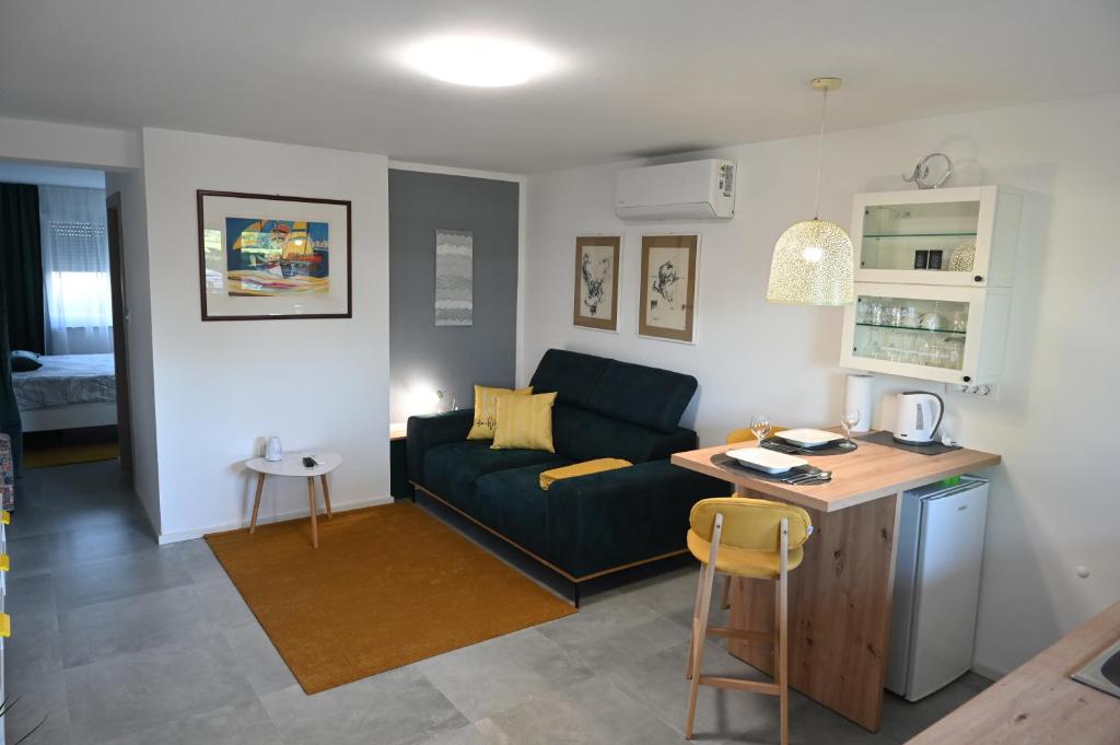 un soggiorno con divano e tavolo di Studio Apartman UNA -self check in,free parking a Karlovac