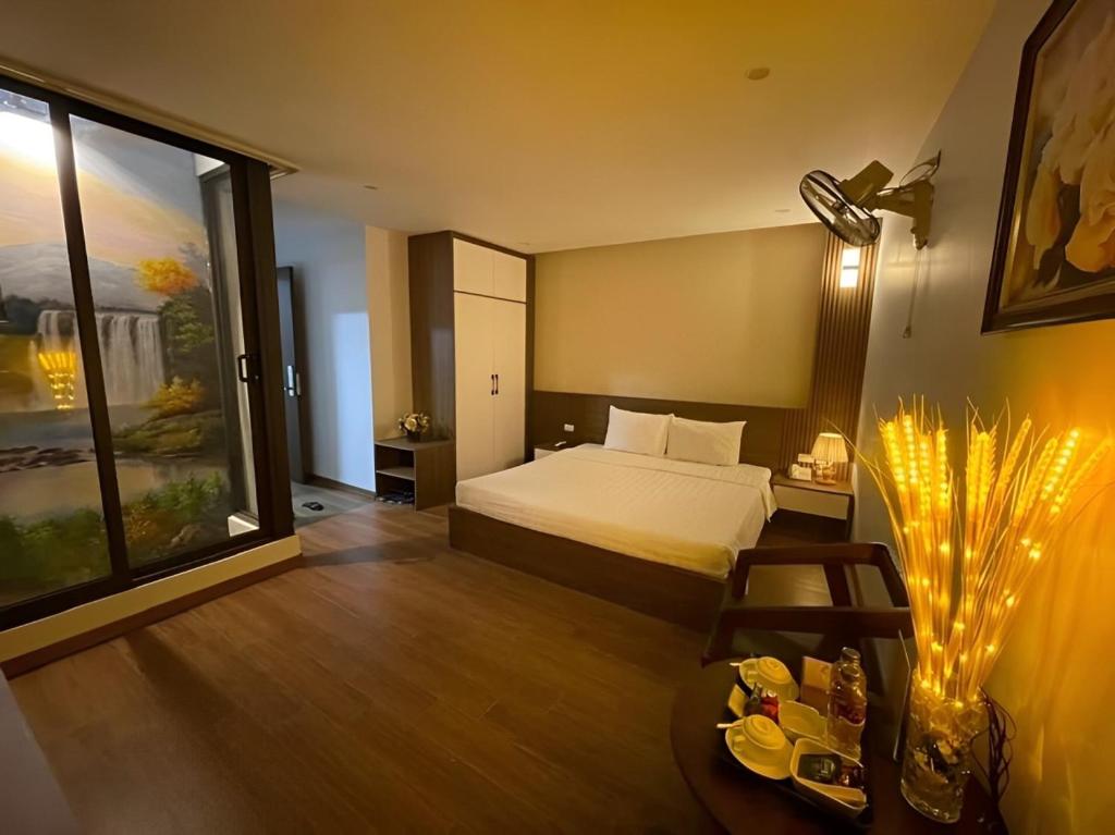 河內的住宿－My House Hotel Hanoi，酒店客房设有一张床和一张桌子