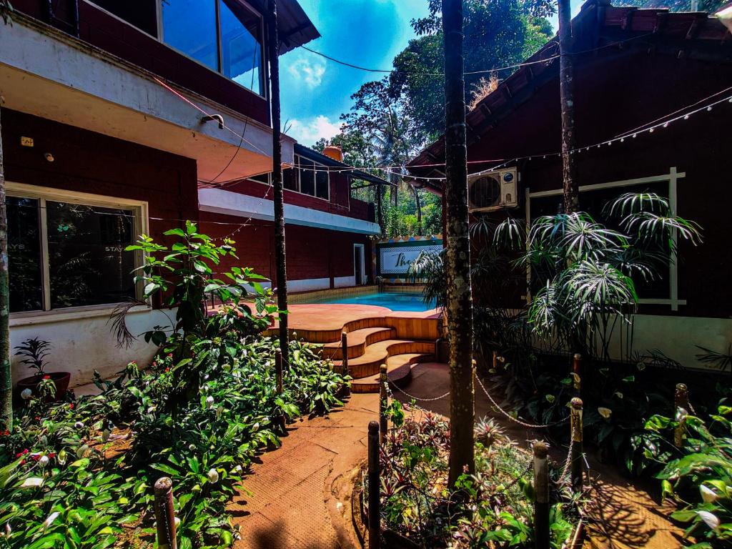 una casa con un patio con piscina en The Twin Cottages, en Madikeri