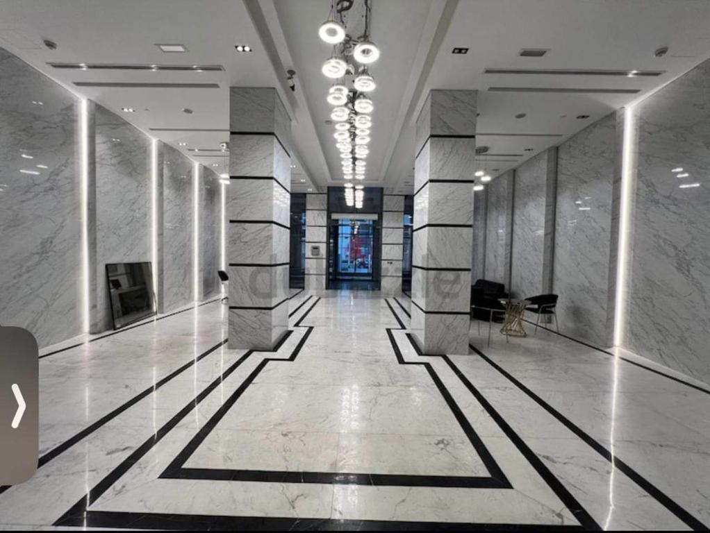 杜拜的住宿－Oval Tower Loft Accommodation，建筑的走廊,有柱子和门