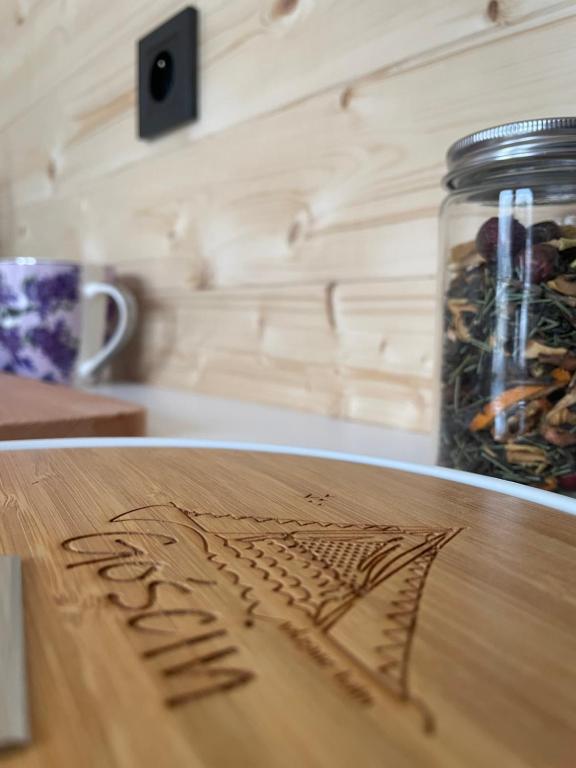 Příslušenství pro přípravu čaje a kávy v ubytování Gościn nad Drawą Glamping