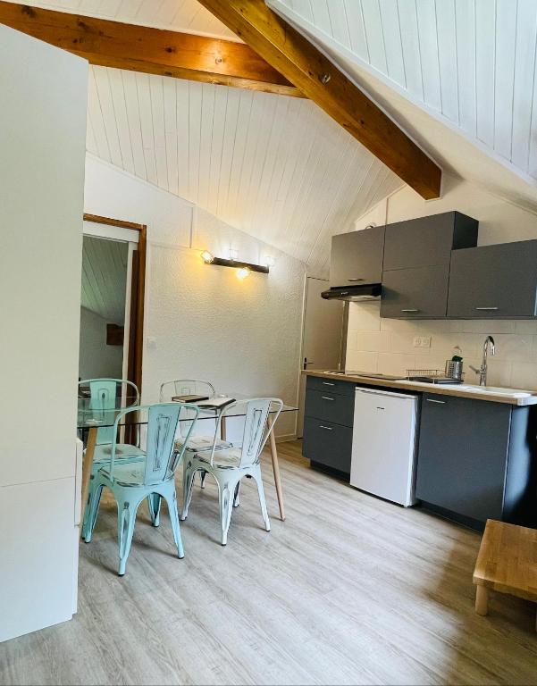 une cuisine et une salle à manger avec une table et des chaises dans l'établissement Al_titude1138, aux Contamines-Montjoie