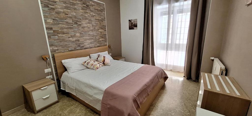 una camera da letto con un letto e un muro di mattoni di La casa di Viola - Trastevere a Roma