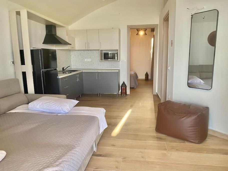 ein Wohnzimmer mit einem Bett und eine Küche in der Unterkunft Ocean Sun 4 in Fira