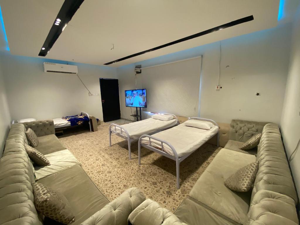 una camera ospedaliera con due letti e un divano di رتز السويدي a Riyad