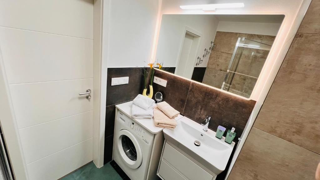 Koupelna v ubytování RESIDENCE KOLONADA 60 square meters 2 rooms Apartment in best Location direct at famous Colonnade and Singing Fountain