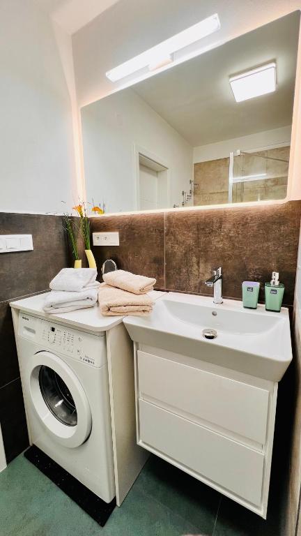 Fotografie z fotogalerie ubytování RESIDENCE KOLONADA 60 square meters 2 rooms Apartment in best Location direct at famous Colonnade and Singing Fountain v destinaci Mariánské Lázně