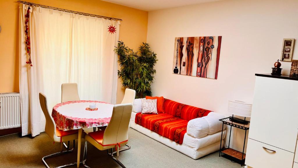 Posezení v ubytování RESIDENCE KOLONADA 60 square meters 2 rooms Apartment in best Location direct at famous Colonnade and Singing Fountain