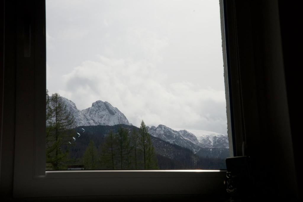 ein Fenster mit Bergblick in der Unterkunft Apartamenty Taternickie in Zakopane