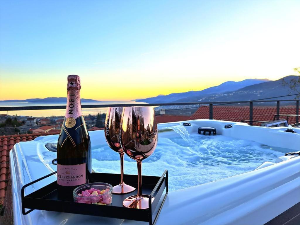 - une bouteille de champagne et un verre de vin dans la baignoire dans l'établissement Holiday Home Fiori, à Kastav