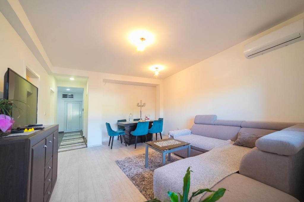 - un salon avec un canapé et une table dans l'établissement Apartman BOJANA, à Pirot