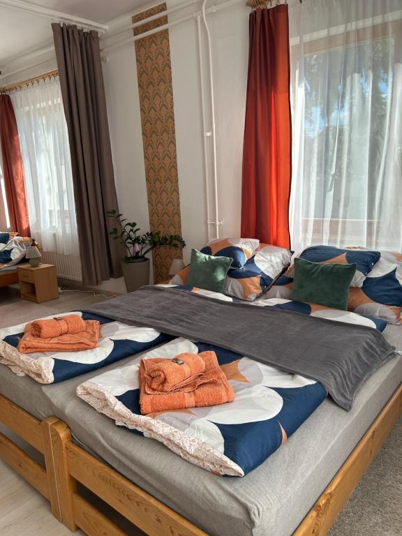 ein großes Bett mit Handtüchern darüber in der Unterkunft Tavaszpart Vendégház in Szeged